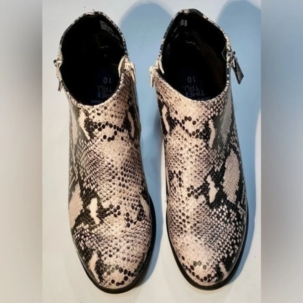TIME AND TRUE SNAKE PRINT BOOTS SIZE 10